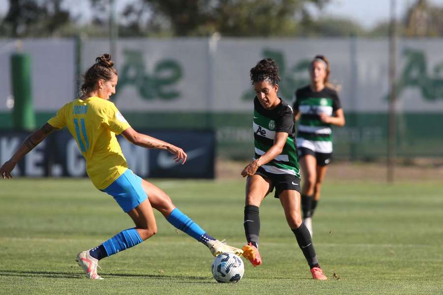 Carolina disputa a bola com Cláudia Neto