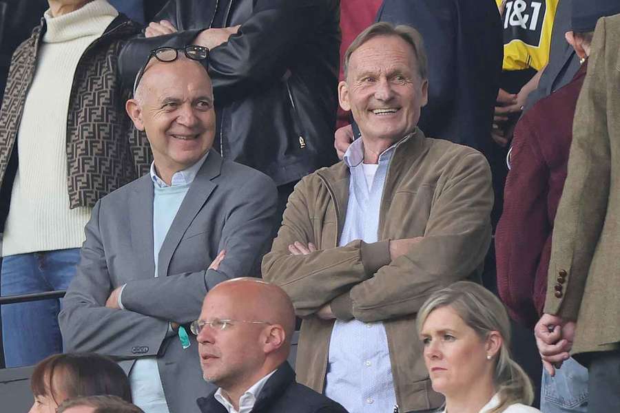 Neuendorf und Watzke beim Spiel des BVB gegen Holstein Kiel.