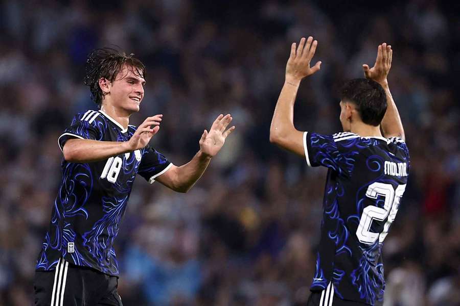 Nico Paz festeggia con Nahuel Molina Nico Paz festeggia con Nahuel Molina