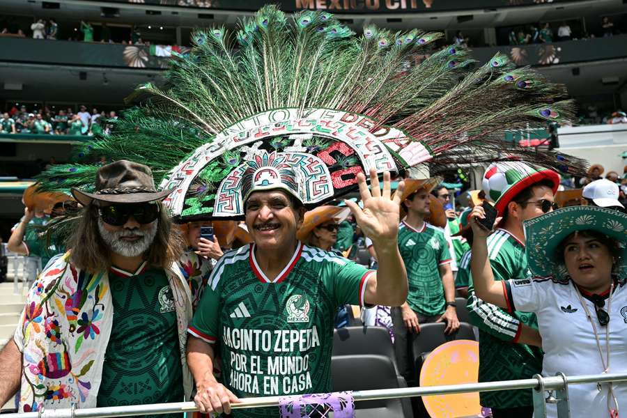 Bousculades entre supporters à l'entrée de la fan zone à Mexico Bousculades entre supporters à l'entrée de la fan zone à Mexico