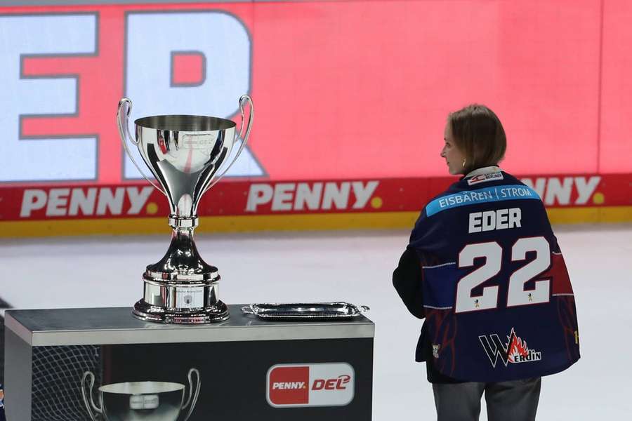 Ina (r.), Partnerin des verstorbenen Eishockey-Profis Tobias Eder