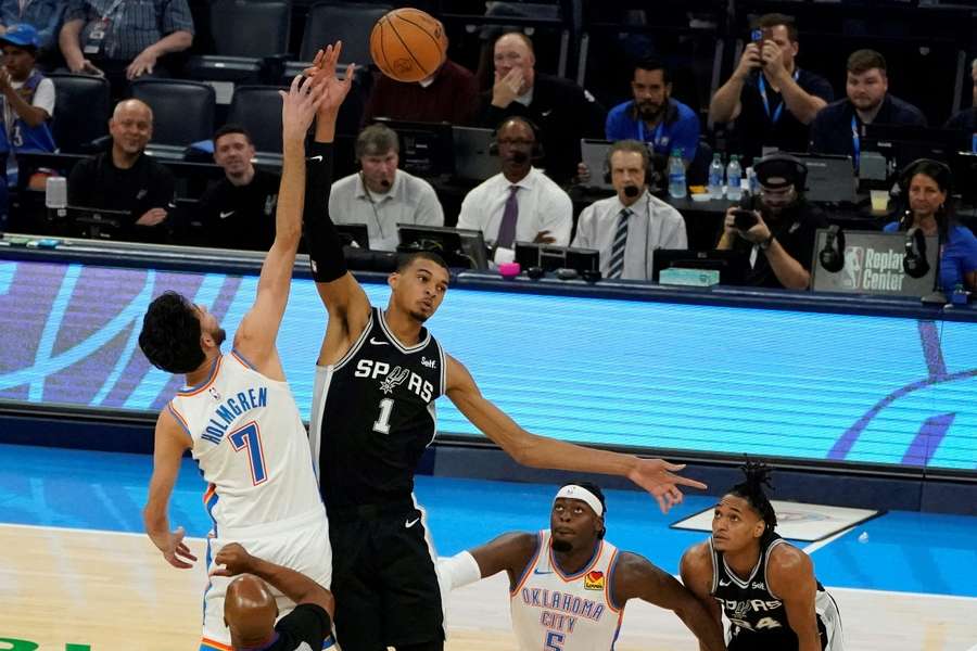 Wembanyama em ação por San Antonio