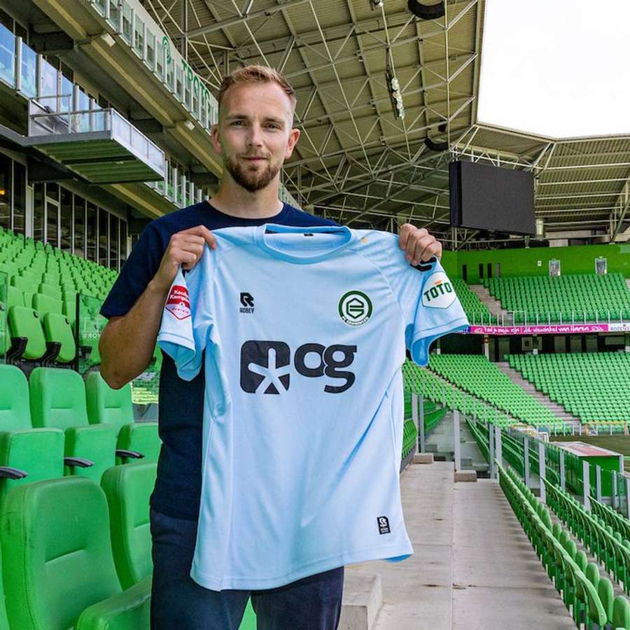 Hidde Jurjus met zijn nieuwe shirt in de Euroborg