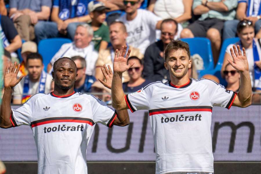 Mohamed Ali Zoma (l.) bejubelt seinen Treffer für Nürnberg in Karlsruhe. Mohamed Ali Zoma (l.) bejubelt seinen Treffer für Nürnberg in Karlsruhe.
