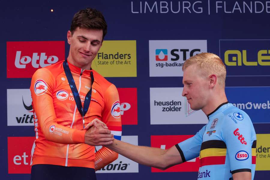 Olav Kooij en Tim Merlier feliciteren elkaar