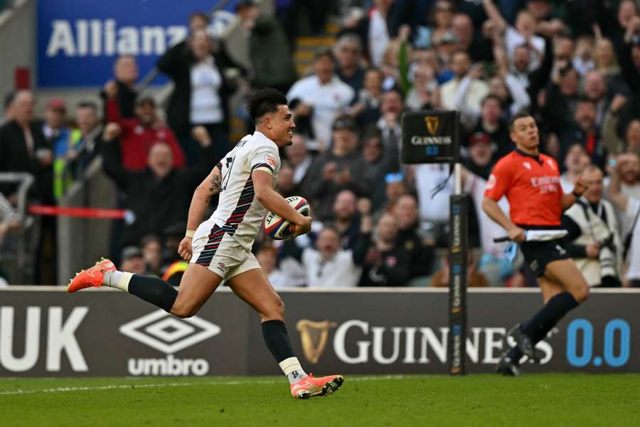 England maintain Six Nations title hopes with Italy win