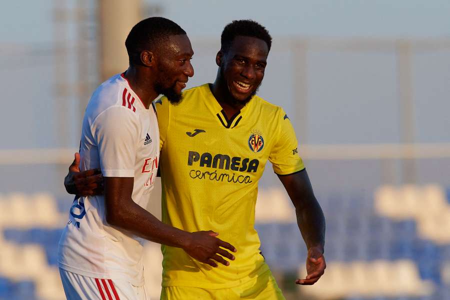 Karl Toko Ekambi, con el Lyon, y Boulaye Dia, con el Villarreal, en un amistoso de 2021