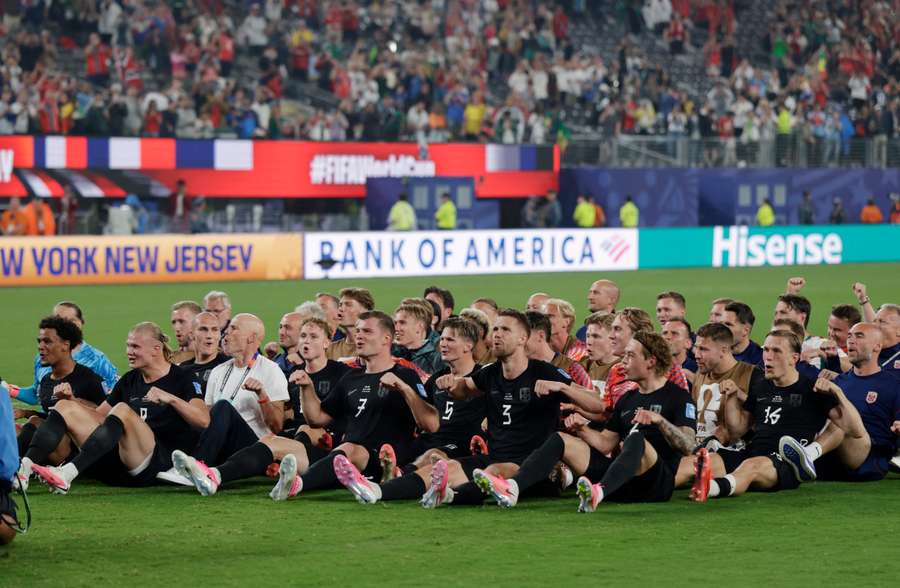 Jogadores da Noruega em sintonia na remada viking Jogadores da Noruega em sintonia na remada viking