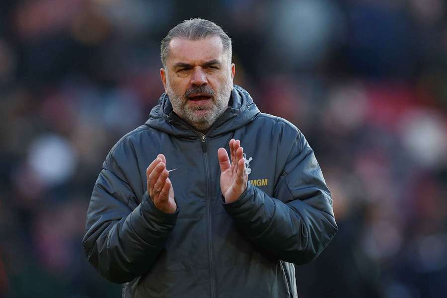 Ange Postecoglou, managerul Tottenham Hotspur, sărbătorind după victoria cu Brentford