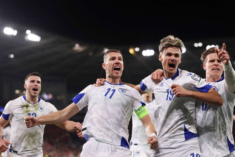 Dzeko festeja pela Bósnia Dzeko festeja pela Bósnia