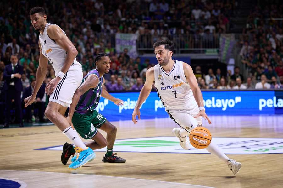 Campazzo, contra Tyson Carter e Edy Tavares