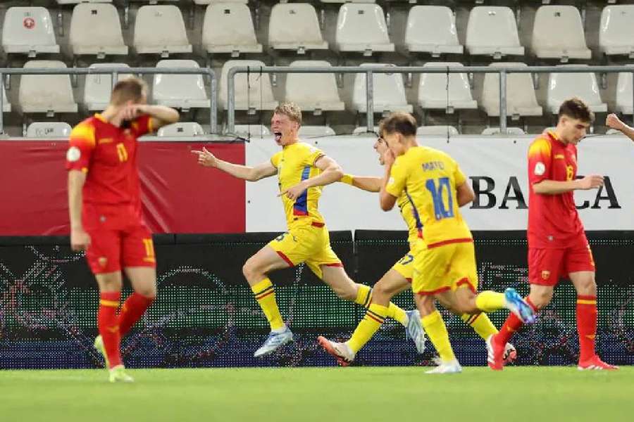 Jucătorii României U19 se bucură după marcarea golului egalizator