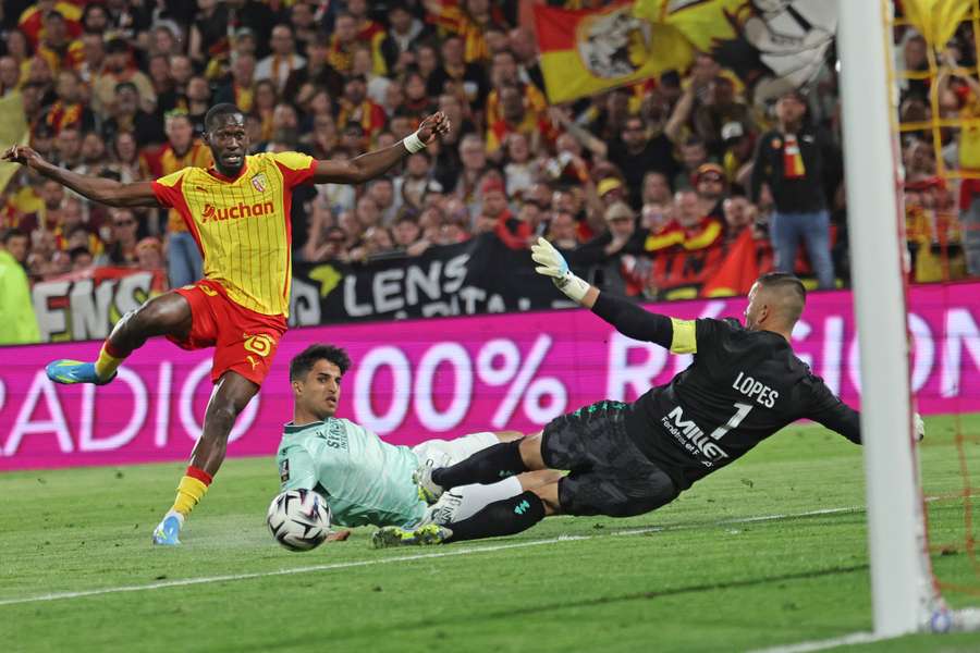Lens condamne Nantes