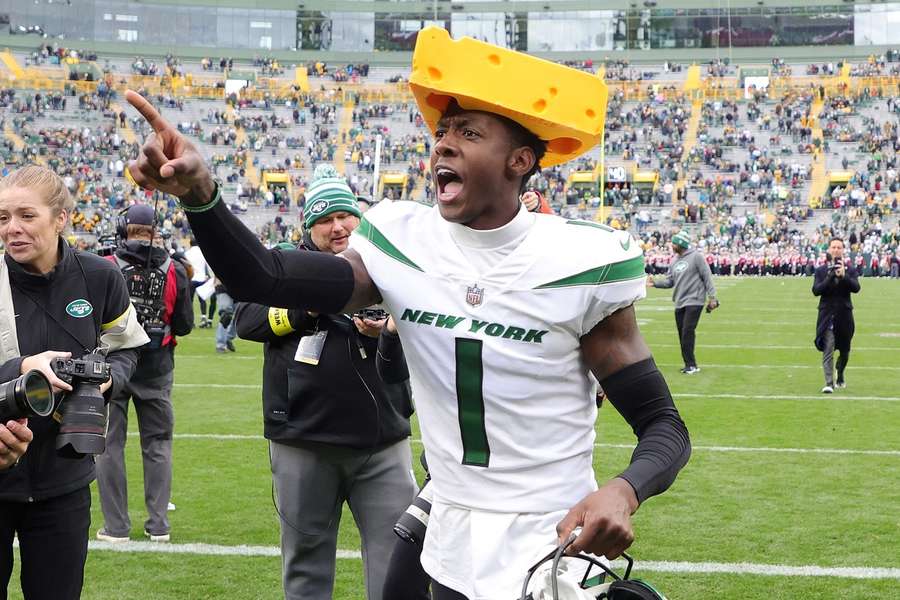 Sauce Gardner celebra el triunfo frente a los Packers con el queso típico de los de Green Bay en la cabeza.
