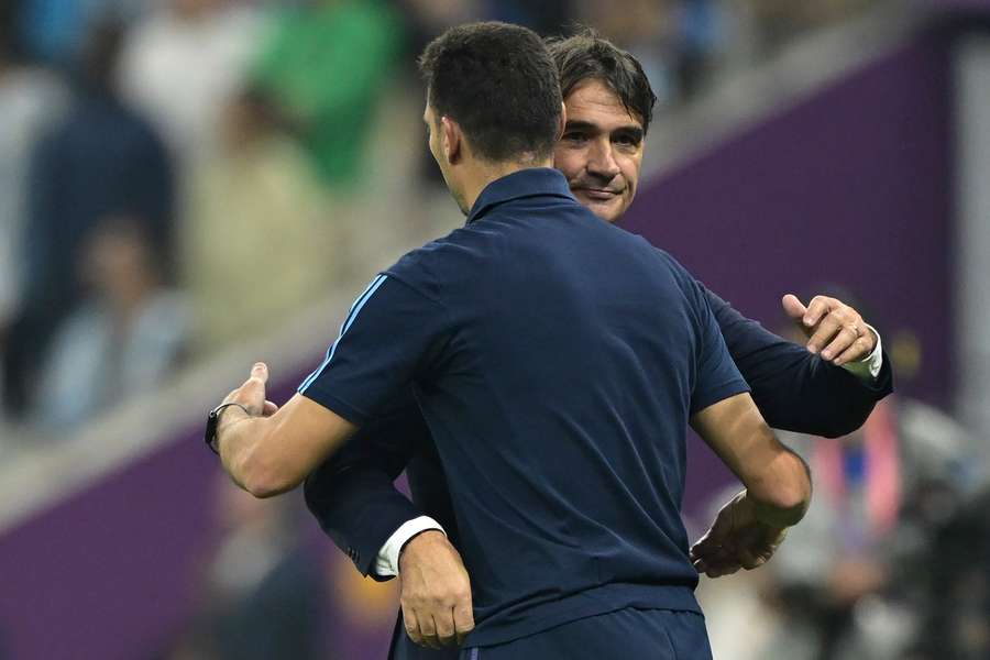 Zlatko Dalic (Hintergrund) umarmt den späteren Weltmeister-Trainer Scaloni nach dem Ausscheiden im Halbfinale bei der WM in Katar