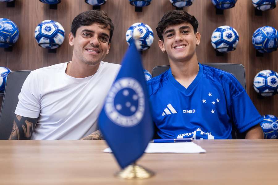Henrique Lemos assinou seu primeiro contrato como profissional Henrique Lemos assinou seu primeiro contrato como profissional