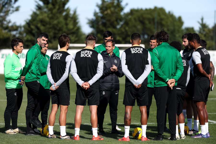 João Pereira conversa com o plantel