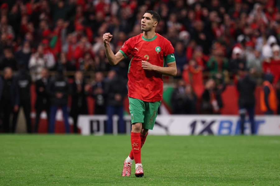 Achraf Hakimi (Maroc) célèbre après avoir marqué lors de la séance de tirs au but pendant la demi-finale de la CAN entre le Nigeria et le Maroc, au stade Prince Moulay Abdellah à Rabat, le 14 janvier 2026.
