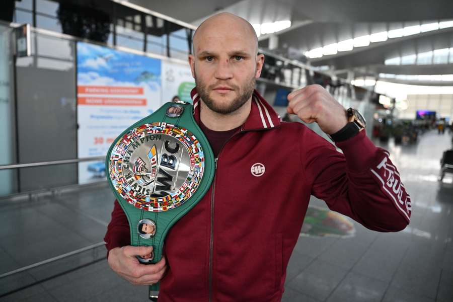 Maciej Sulęcki na lotnisku we Wrocławiu, kiedy powrócił z Astany, gdzie zdobył pas WBC Silver