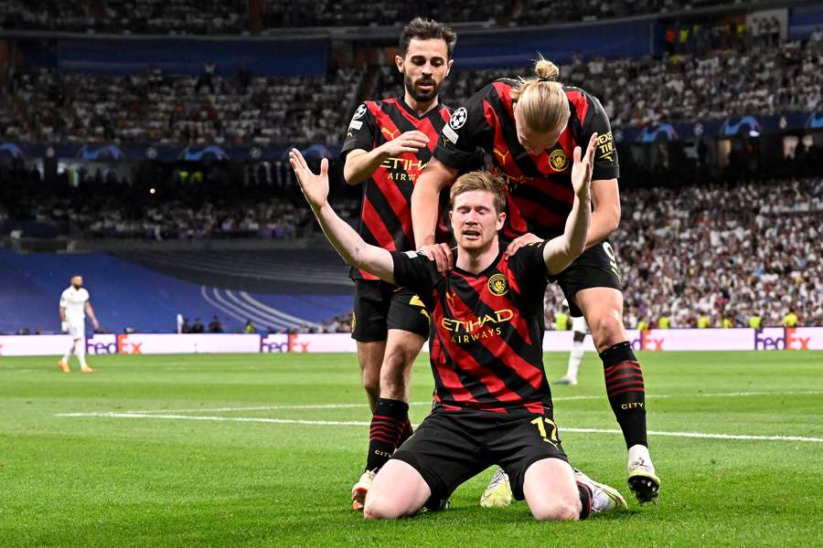 Manchester City midfielder Kevin De Bruyne celebrates with teammates Manchester City midfielder Kevin De Bruyne celebrates with teammates