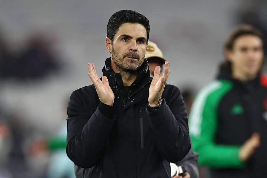 Mikel Arteta aplaude os adeptos após a vitória do Arsenal por 5-2 sobre o West Ham no sábado