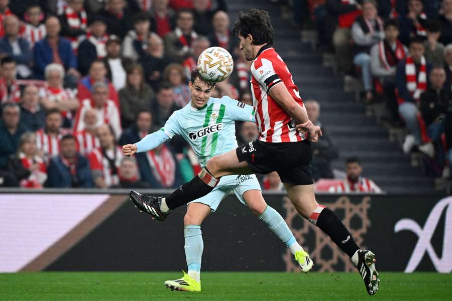 Ángel Ortiz pone un centro en San Mamés