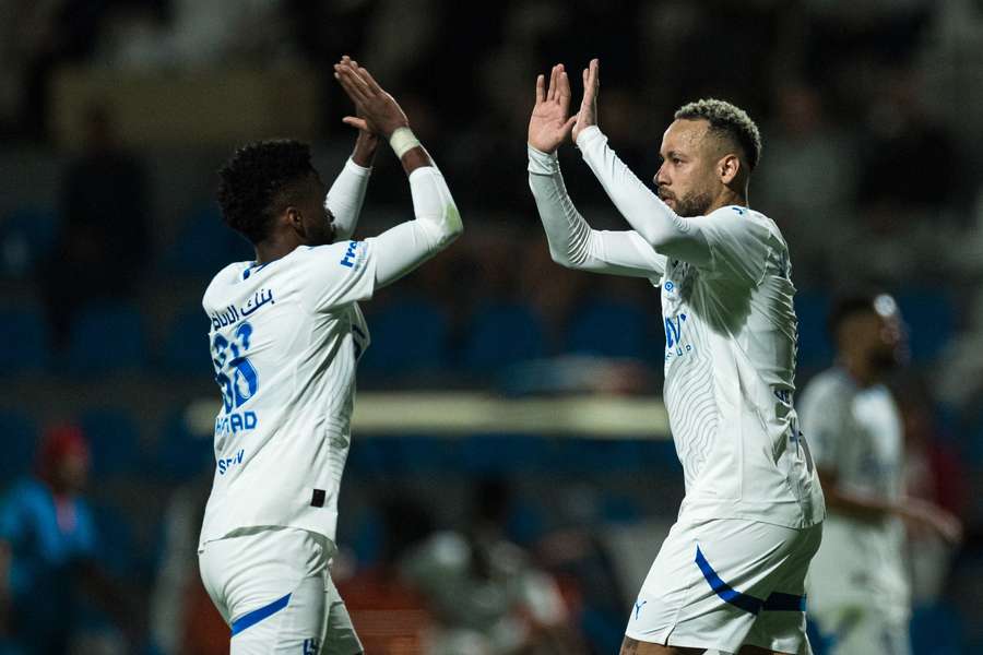 Neymar festeja gol marcado diante do Al Feiha