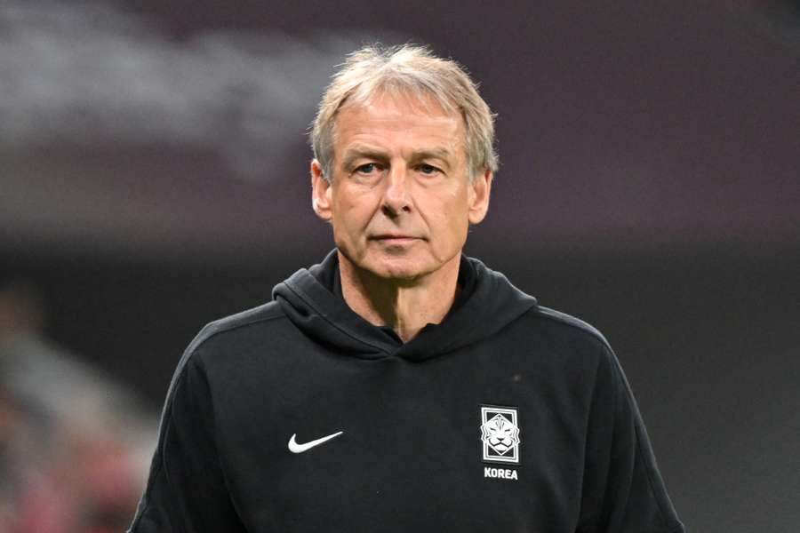 O treinador alemão da Coreia do Sul, Jurgen Klinsmann, observa a sua equipa