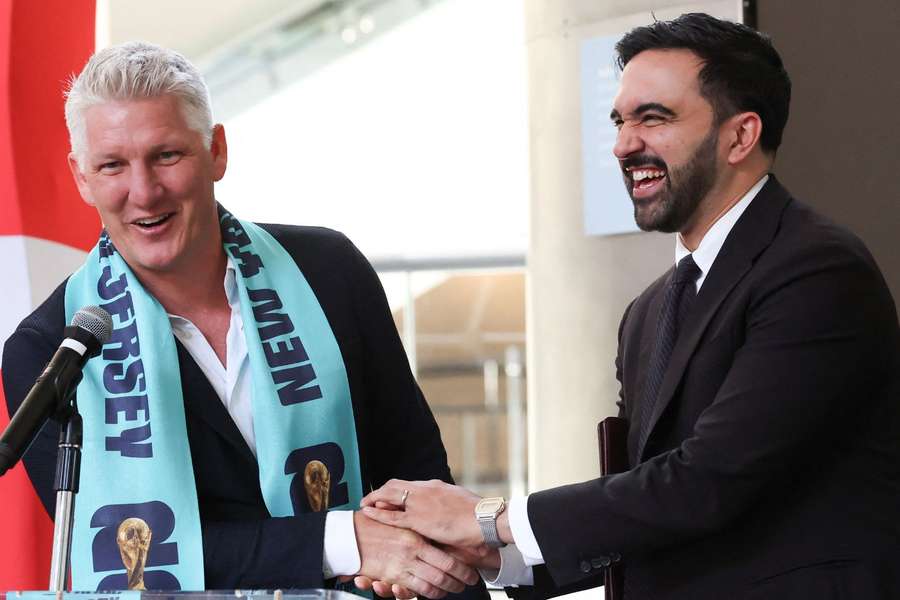 Schweinsteiger e Zohram Mamdani no Tour da Taça da Copa do Mundo Schweinsteiger e Zohram Mamdani no Tour da Taça da Copa do Mundo