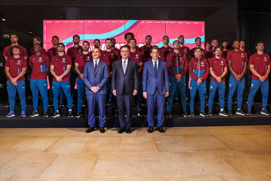 O Presidente da República, António José Seguro (C), ladeado pelo selecionador nacional, Roberto Martinez (E), e pelo presidente da Federação Portuguesa de Futebol, Pedro Proença O Presidente da República, António José Seguro (C), ladeado pelo selecionador nacional, Roberto Martinez (E), e pelo presidente da Federação Portuguesa de Futebol, Pedro Proença