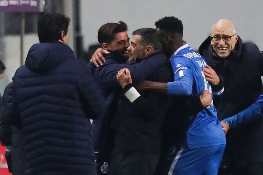 Sérgio Conceição abraçado por jogadores e equipa técnica