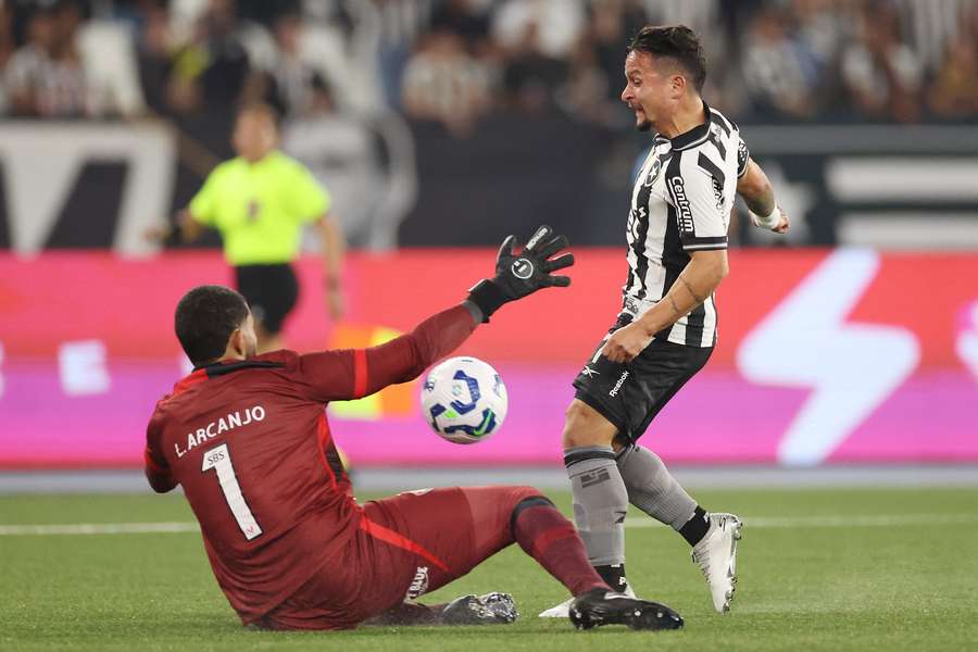 Lucas Arcanjo para ataque do Botafogo no Nilton Santos