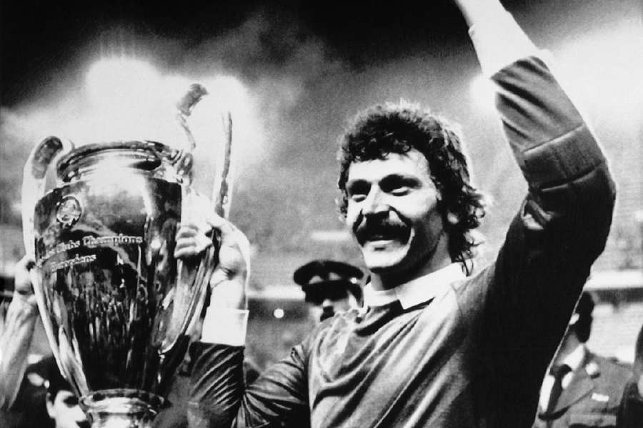 Regretatul Helmut Duckadam cu trofeul Cupei Campionilor Europeni cucerit de Steaua în 1986