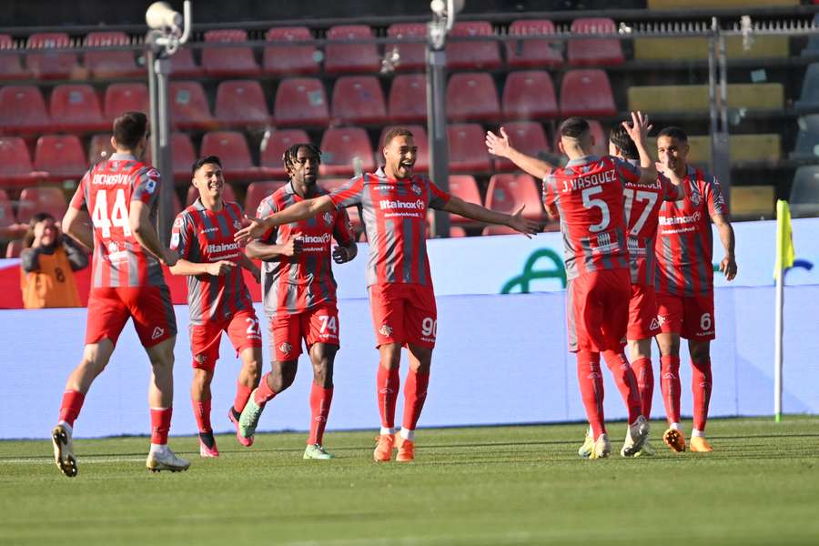 Cremonese's players celebrate the only goal of the game