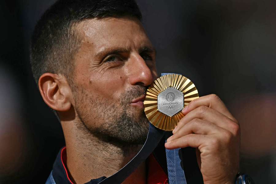 Novak Djokovic mit seiner Goldmedaille.