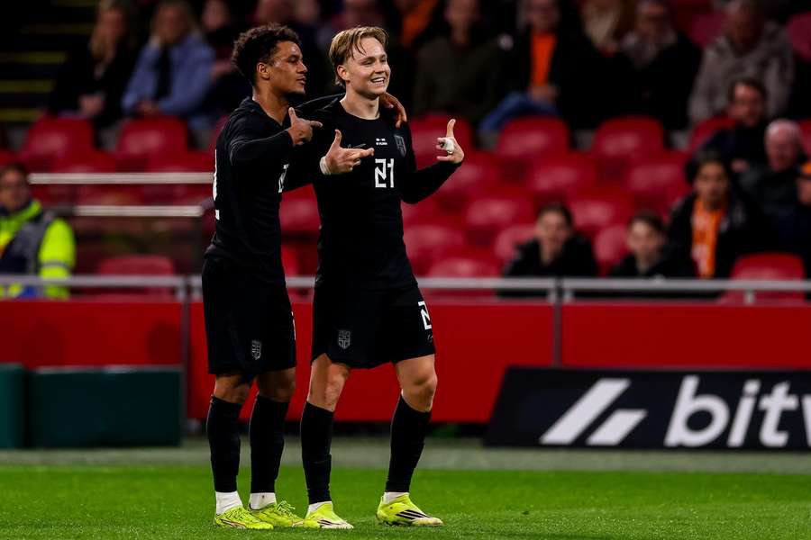 Schjelderup nos festejos do primeiro golo pela Noruega