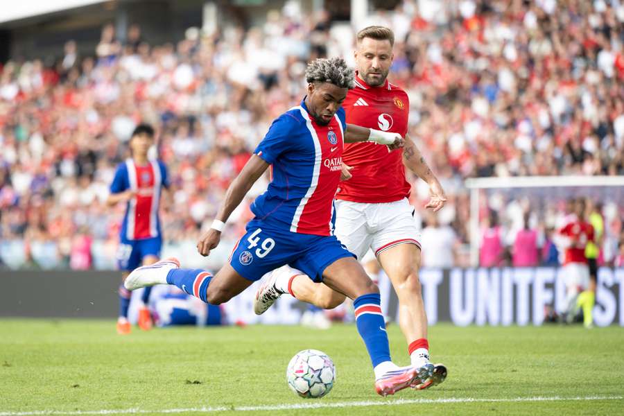 Ibrahim Mbaye au duel avec Luke Shaw ce samedi.