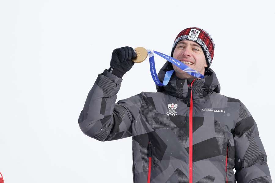 Titelverteidiger Hämmer präsentiert stolz seine Medaille Titelverteidiger Hämmer präsentiert stolz seine Medaille
