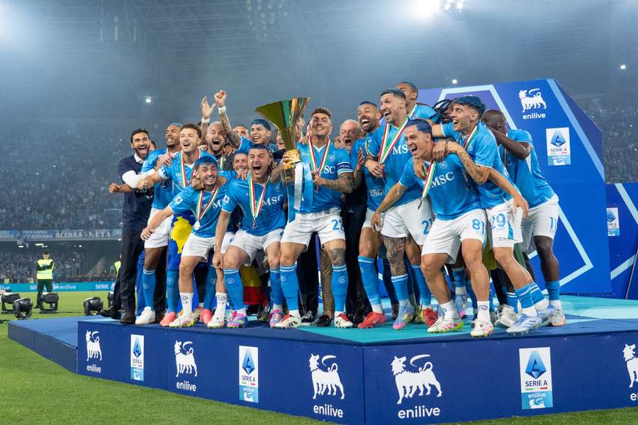 Los jugadores del Nápoles celebran su cuarto Scudetto