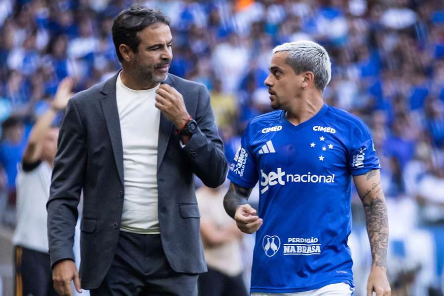 Artur Jorge conversa com Fagner durante duelo com o Botafogo, no Mineirão