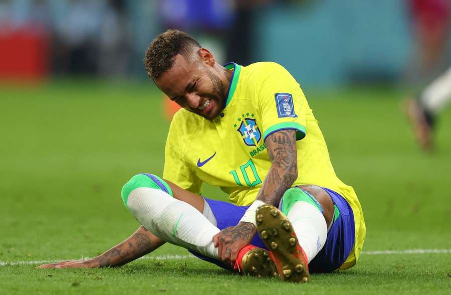 Neymar se contundiu no jogo contra a Sérvia