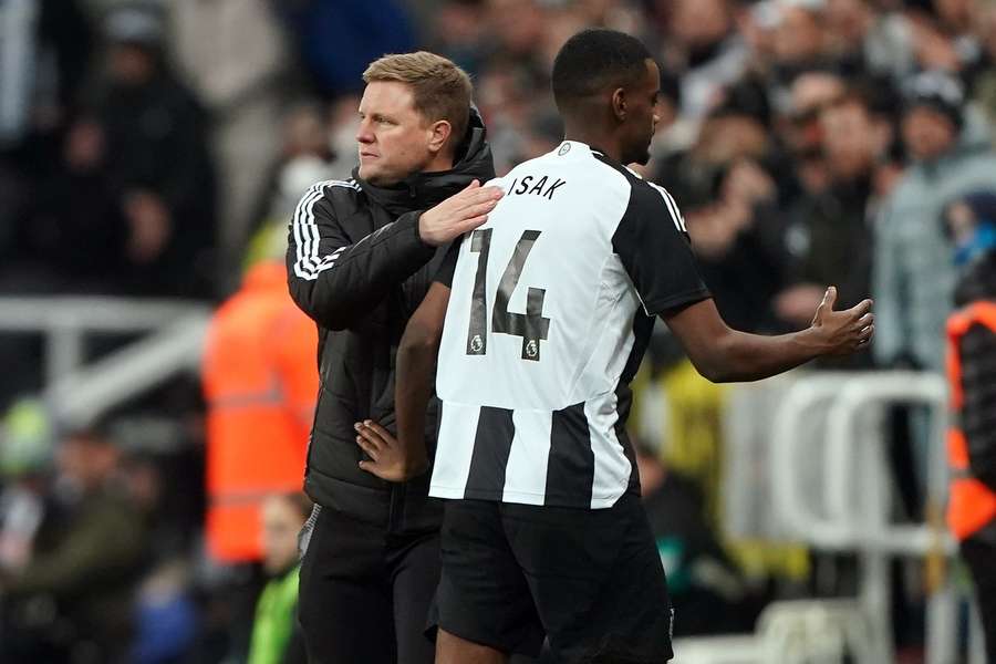 Eddie Howe com Alexander Isak