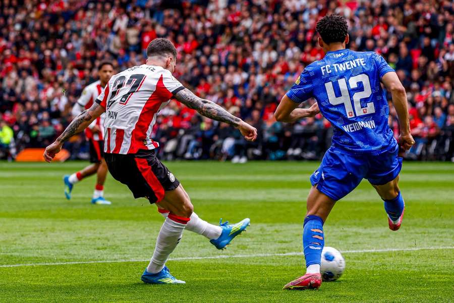 Dennis Man marchează golul de 3-1 pentru PSV