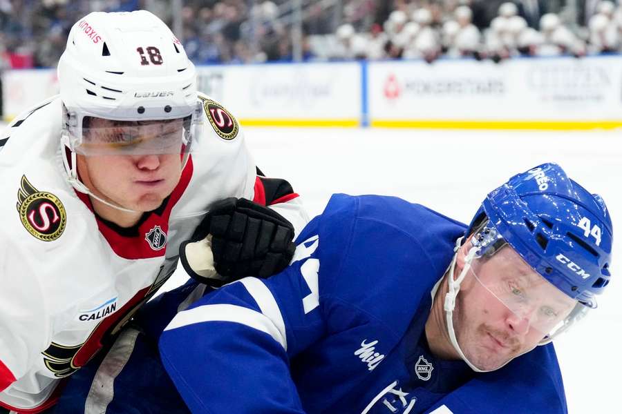 NHL: Tim Stützle (l.) im Duell mit Torontos Morgan Rielly.