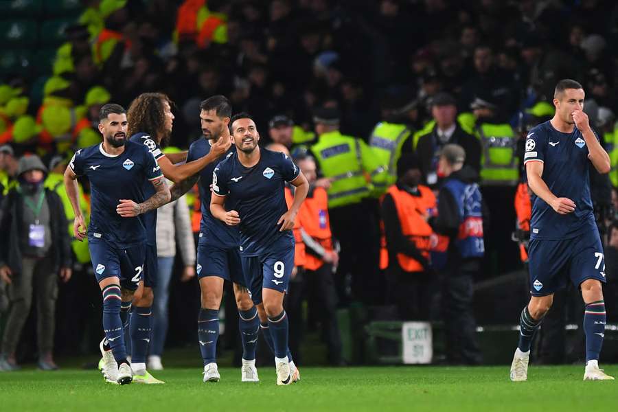 Pedro festeja com os companheiros o golo da vitória em Glasgow