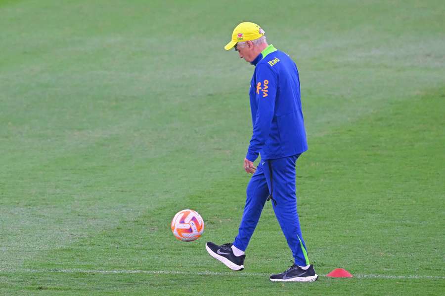 Ancelotti da unos toques al balón.