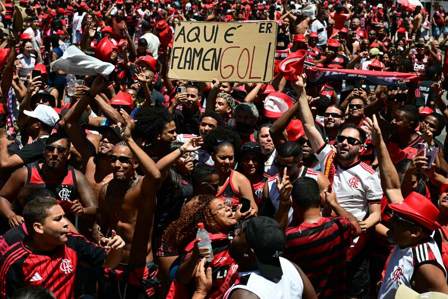 Multidão comemora o título da Libertadores do Flamengo no centro do Rio de Janeiro