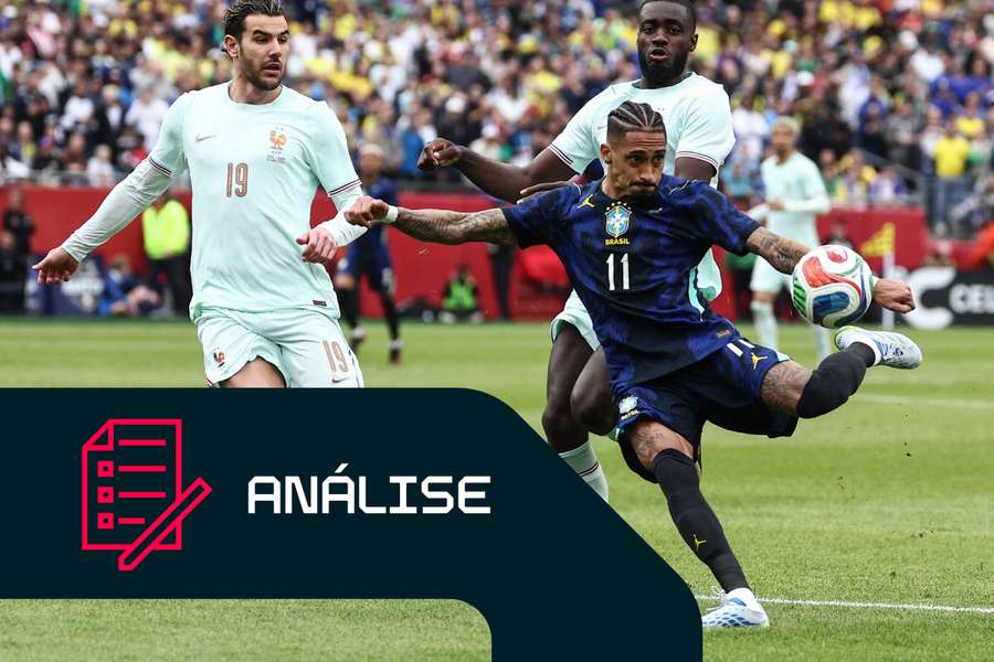 Raphinha em ação pela seleção brasileira diante de França