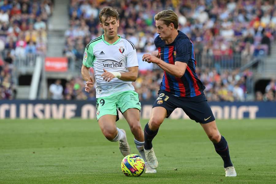 De Jong em ação contra o Osasuna