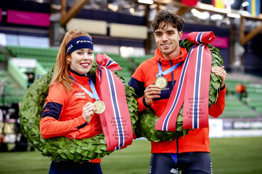 Antoinette Rijpma-de Jong en Patrick Roest 
tijdens prijsuitreiking van het allroundtoernooi op het Europese kampioenschap schaatsen in Hamar